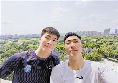 曼联的足球运营是一种怪诞的功能失调式的混乱，员工们——不论是场上还是场下的——很少获得发挥最佳能力的环境。